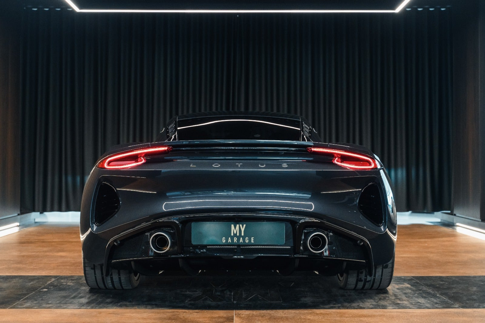 Grå Lotus Emira fra 2023 set udefra