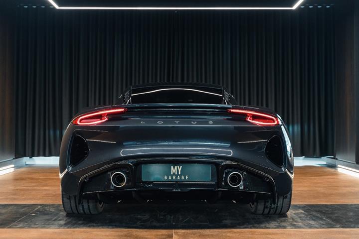 Grå Lotus Emira fra 2023 set udefra