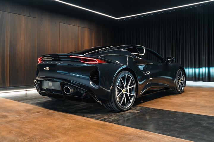 Grå Lotus Emira fra 2023 set udefra