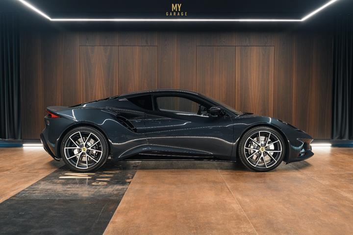 Grå Lotus Emira fra 2023