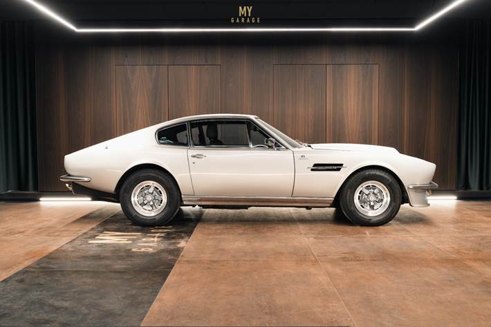 Sølv Aston Martin V8 fra 1973 set udefra
