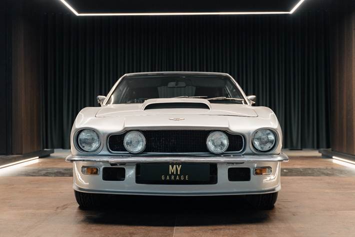 Sølv Aston Martin V8 fra 1973 set udefra