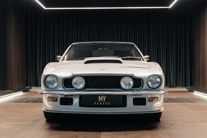 Sølv Aston Martin V8 fra 1973 set udefra