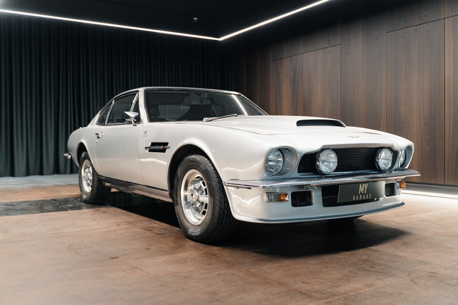 Sølv Aston Martin V8 fra 1973 set udefra