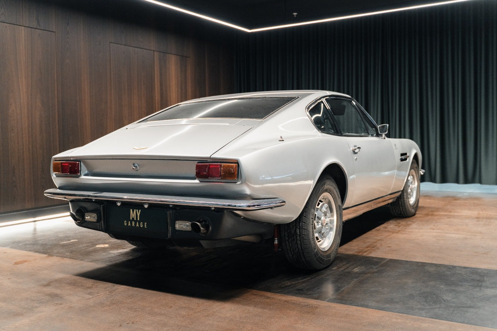 Sølv Aston Martin V8 fra 1973 set udefra