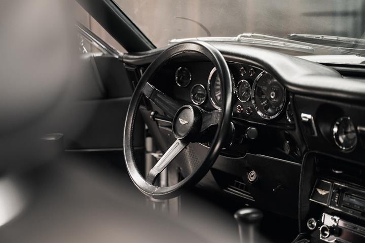 Sølv Aston Martin V8 fra 1973 set indefra