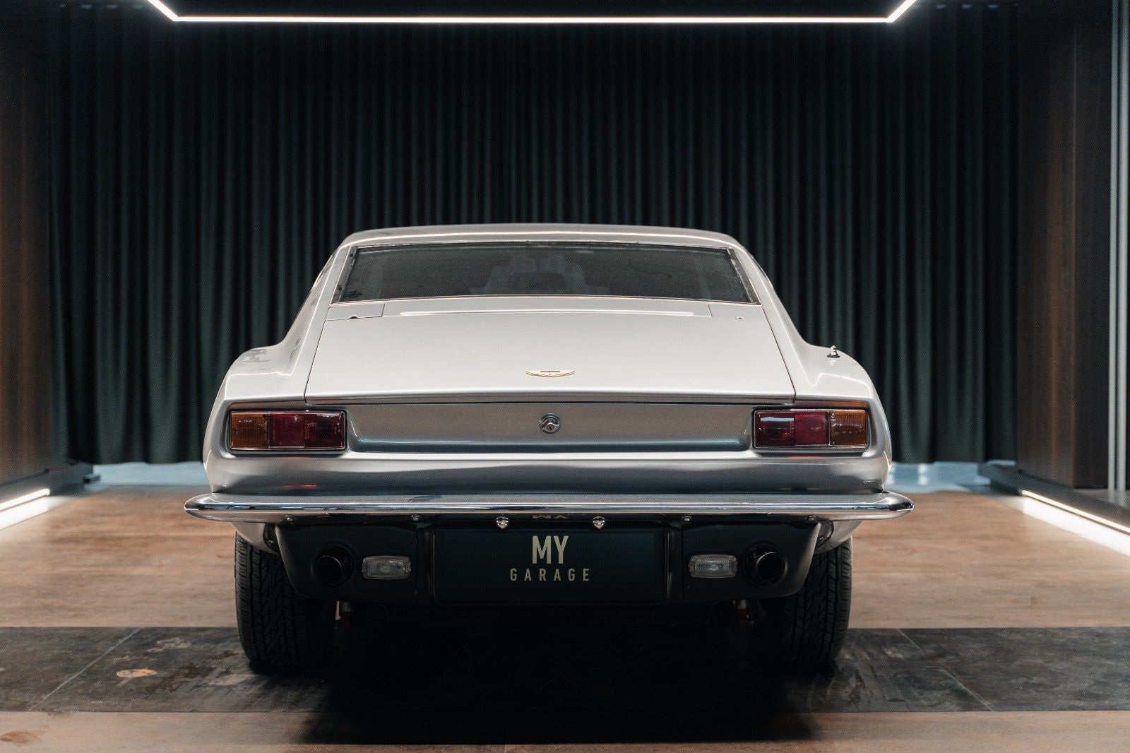 Sølv Aston Martin V8 fra 1973 set udefra