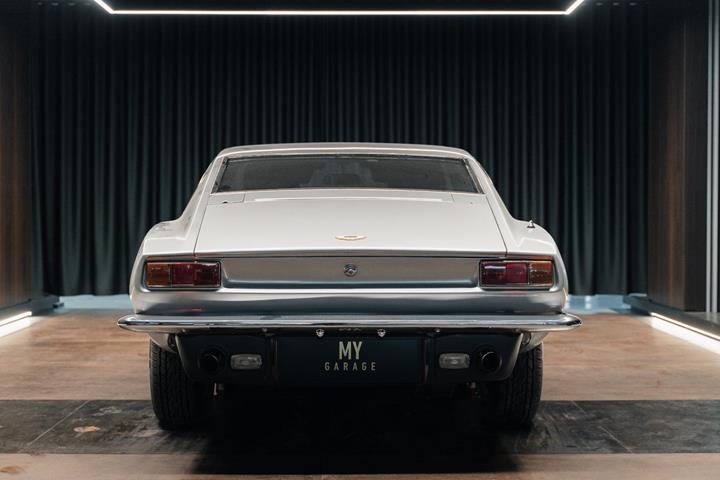 Sølv Aston Martin V8 fra 1973 set udefra