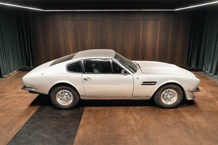 Sølv Aston Martin V8 fra 1973 set udefra