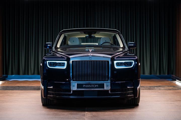 Blå Rolls Royce Phantom fra 2018 set udefra