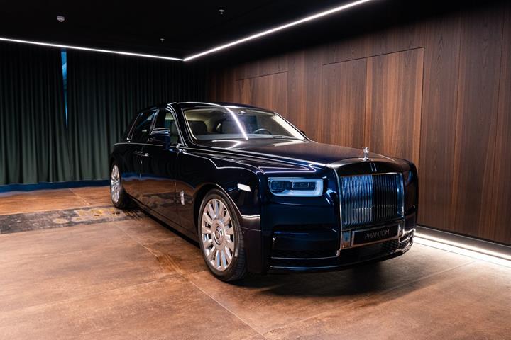 Blå Rolls Royce Phantom fra 2018 set udefra