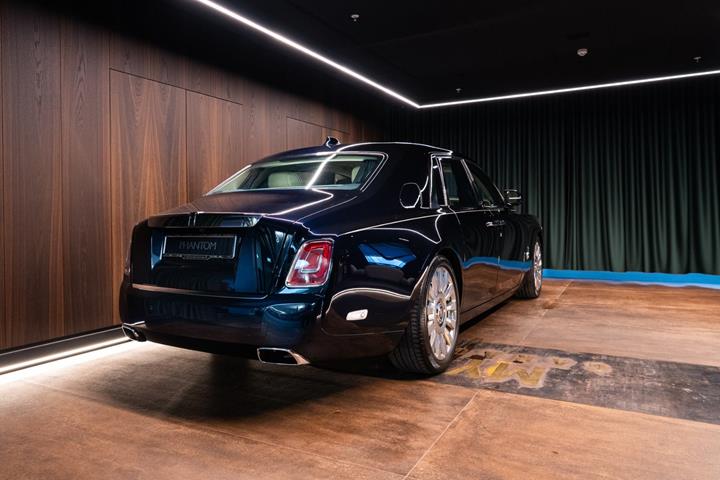 Blå Rolls Royce Phantom fra 2018 set udefra
