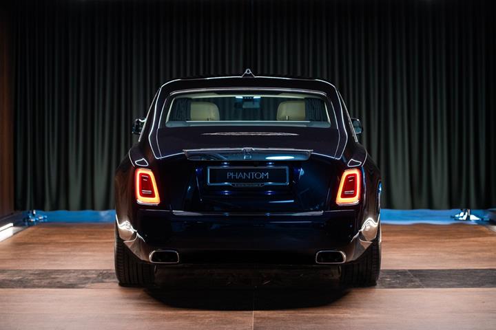 Blå Rolls Royce Phantom fra 2018 set udefra