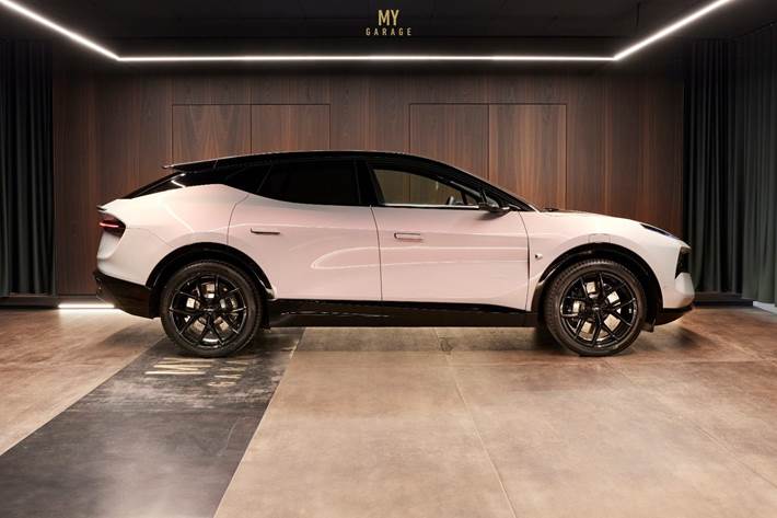 Grå Lotus Eletre fra 2023