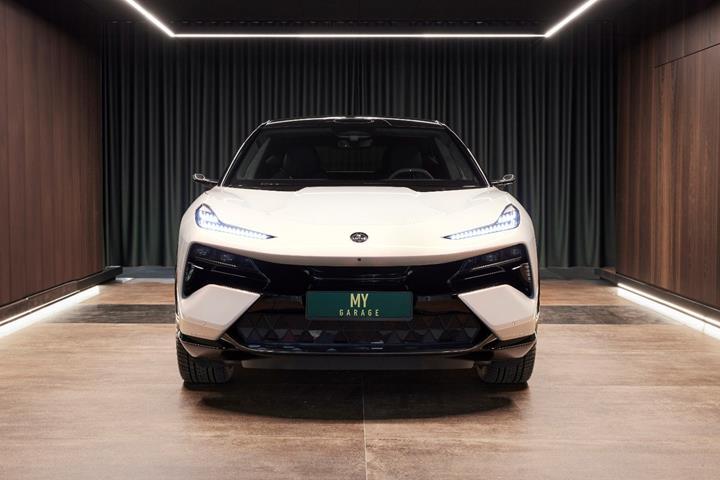 Grå Lotus Eletre fra 2023