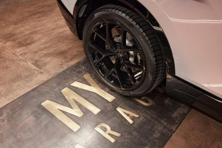 Grå Lotus Eletre fra 2023