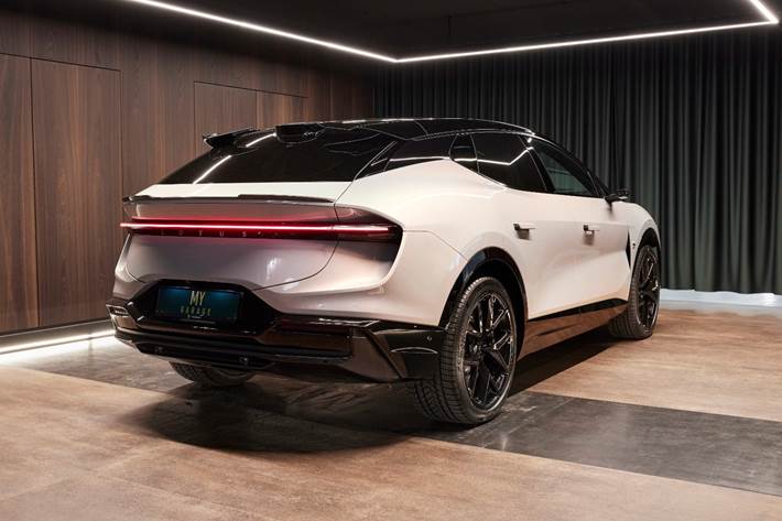 Grå Lotus Eletre fra 2023