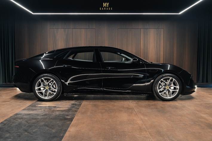 Sort Lotus Emeya fra 2024