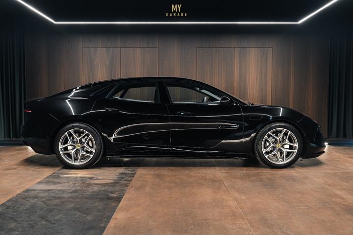 Sort Lotus Emeya fra 2024 set udefra