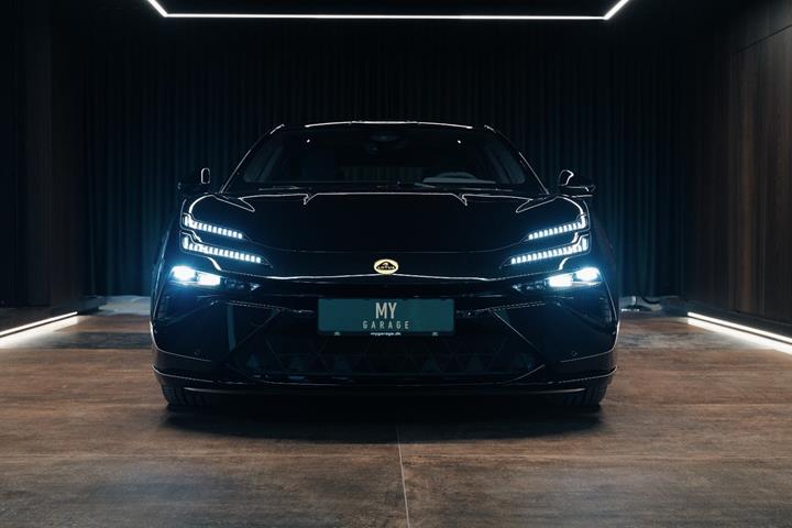 Sort Lotus Emeya fra 2024 set udefra