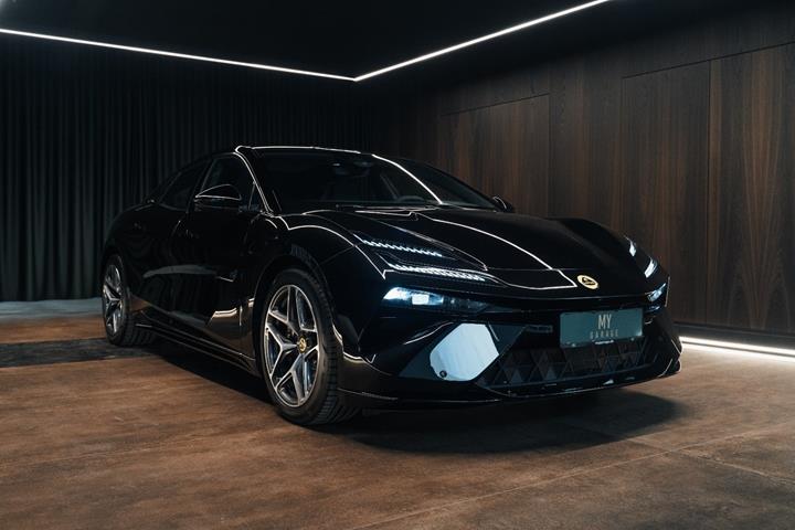 Sort Lotus Emeya fra 2024 set udefra