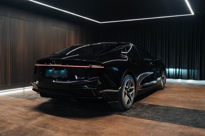 Sort Lotus Emeya fra 2024 set udefra