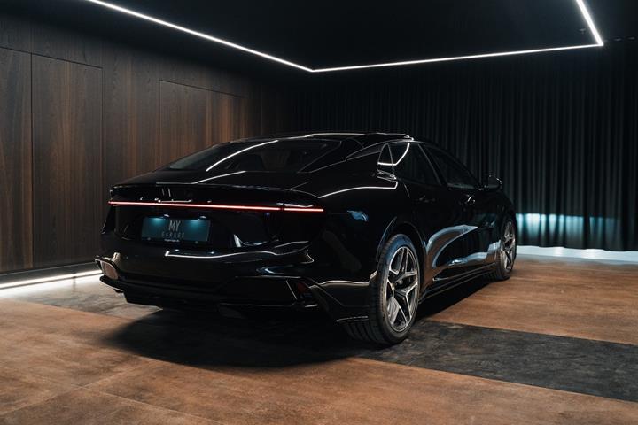 Sort Lotus Emeya fra 2024 set udefra