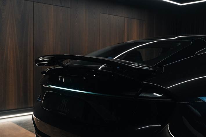 Sort Lotus Emeya fra 2024 set udefra
