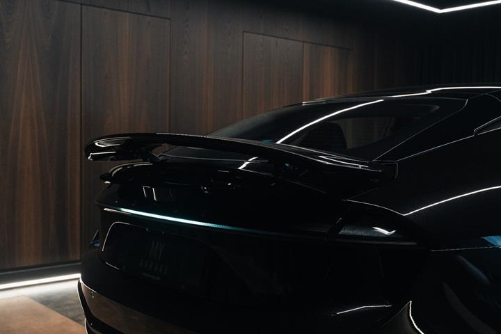 Sort Lotus Emeya fra 2024 set udefra