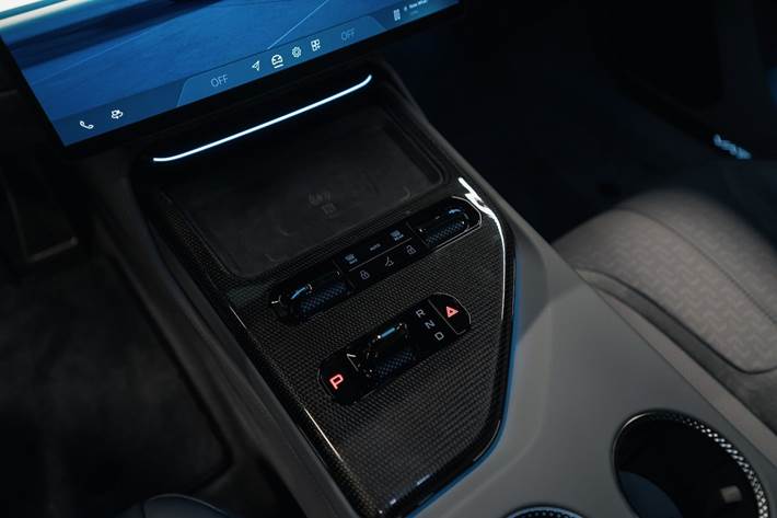 Sort Lotus Emeya fra 2024 set indefra