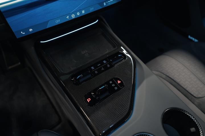 Sort Lotus Emeya fra 2024 set indefra