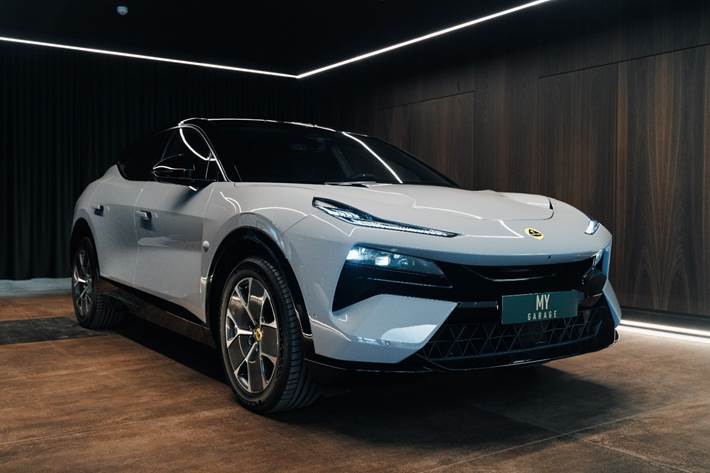 Grå Lotus Eletre fra 2024