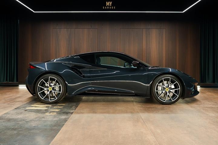 Grå Lotus Emira fra 2024