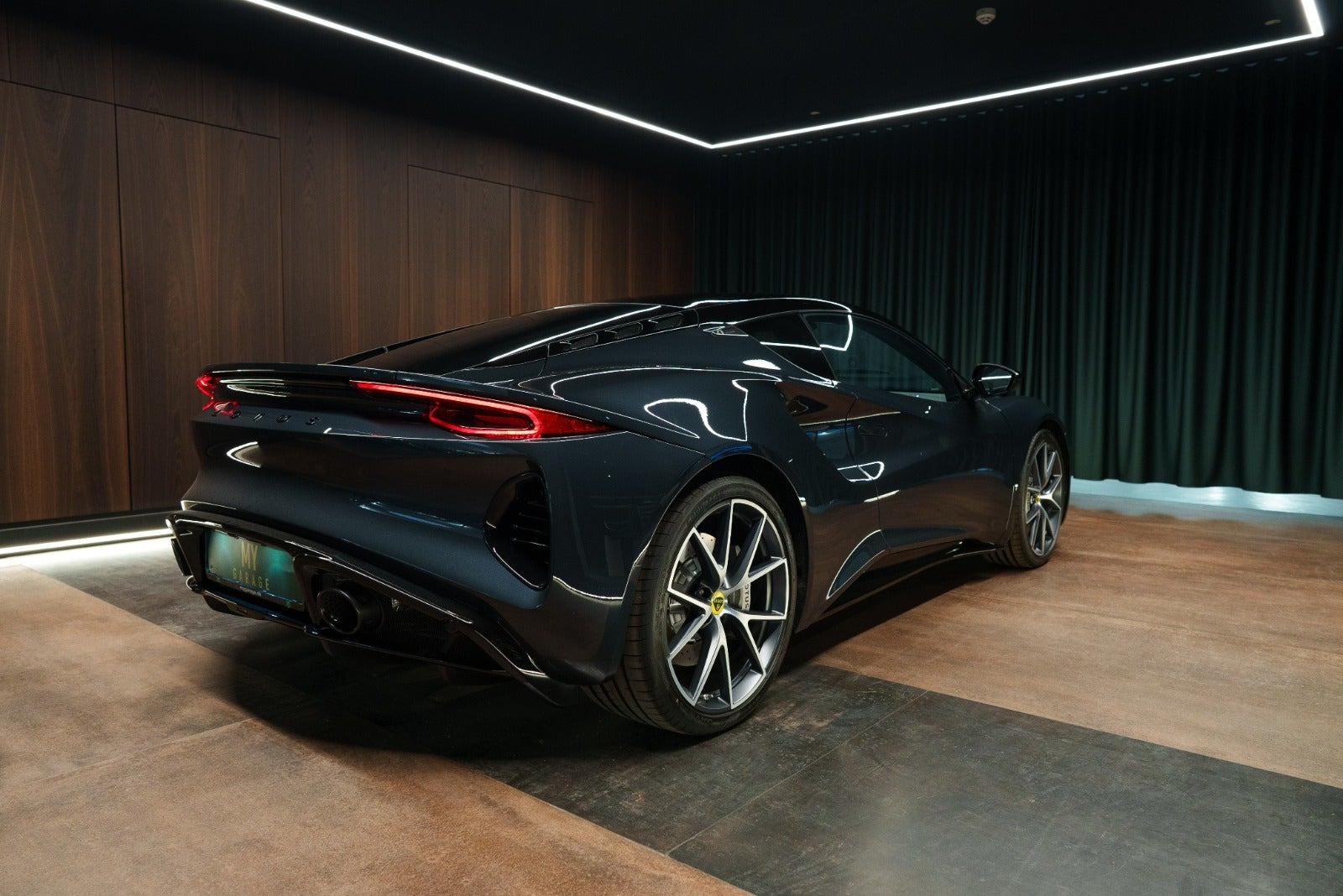 Grå Lotus Emira fra 2024