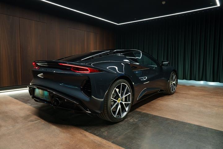 Grå Lotus Emira fra 2024