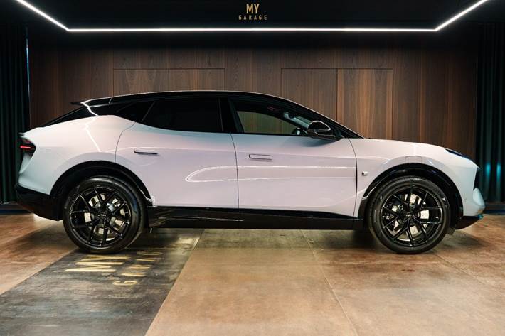 Grå Lotus Eletre fra 2024