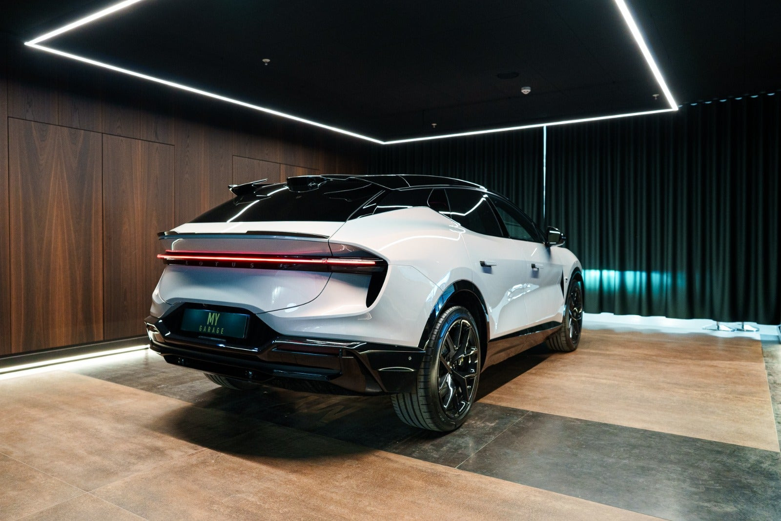 Grå Lotus Eletre fra 2024