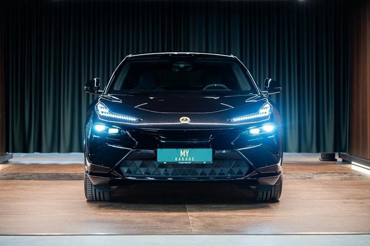 Sort Lotus Eletre fra 2024