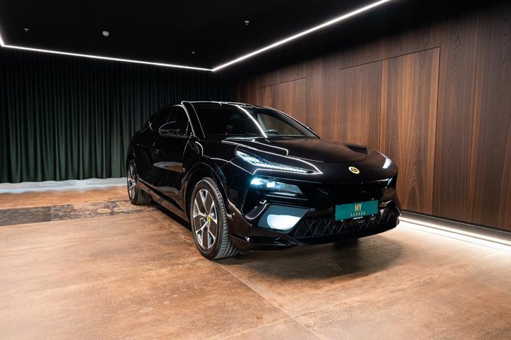 Sort Lotus Eletre fra 2024