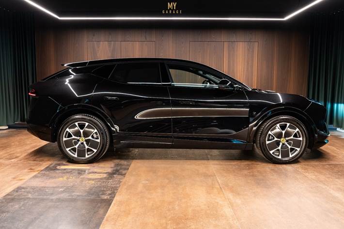 Sort Lotus Eletre fra 2023