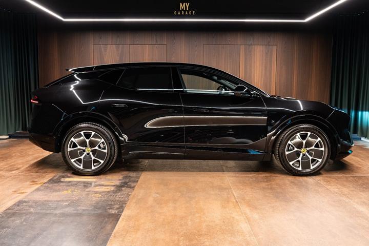 Sort Lotus Eletre fra 2023