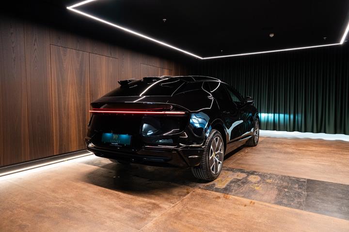 Sort Lotus Eletre fra 2023