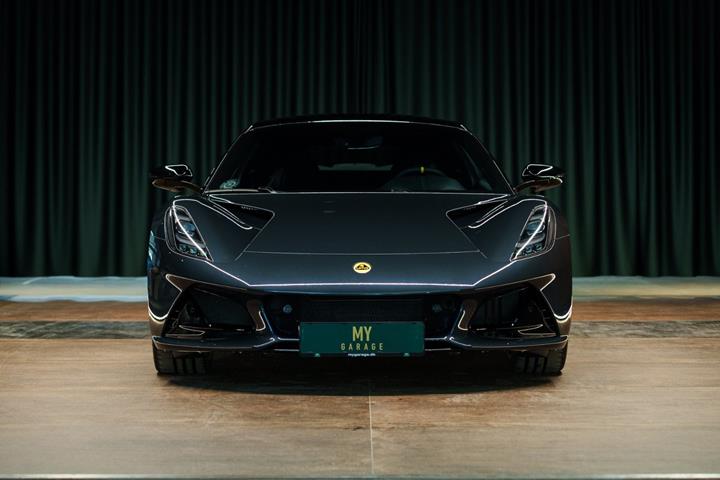 Grå Lotus Emira fra 2024