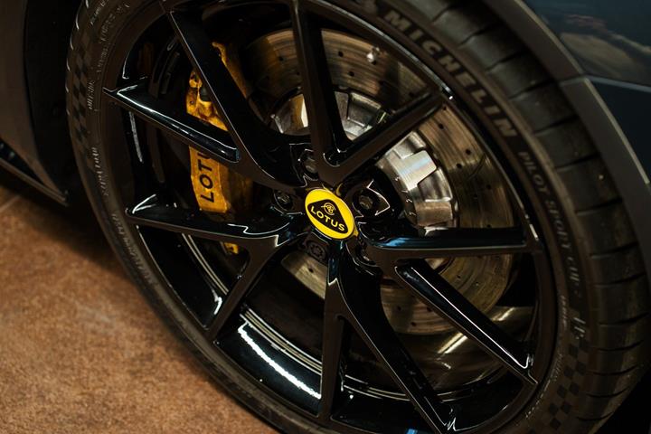 Grå Lotus Emira fra 2024