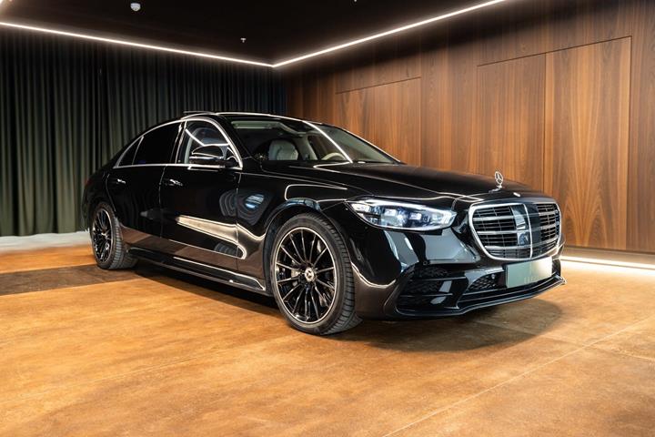 Sort Mercedes S580 e fra 2022