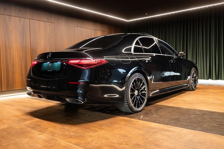 Sort Mercedes S580 e fra 2022
