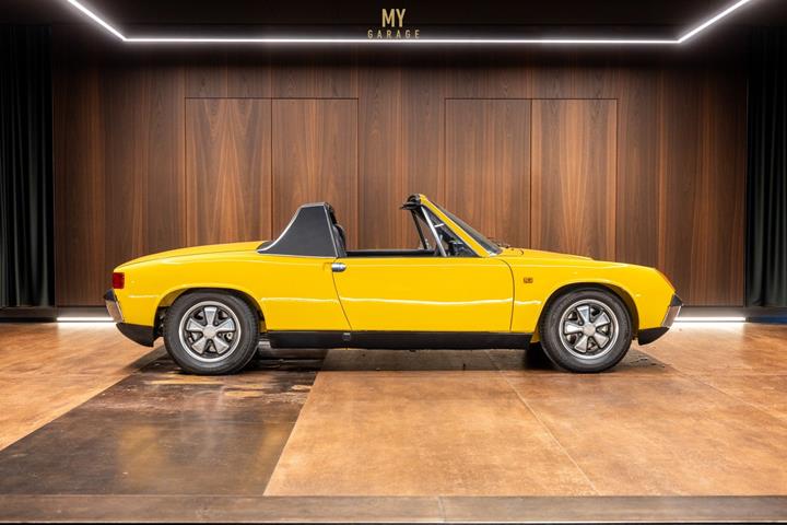 Gul Porsche 914 fra 1970 set udefra