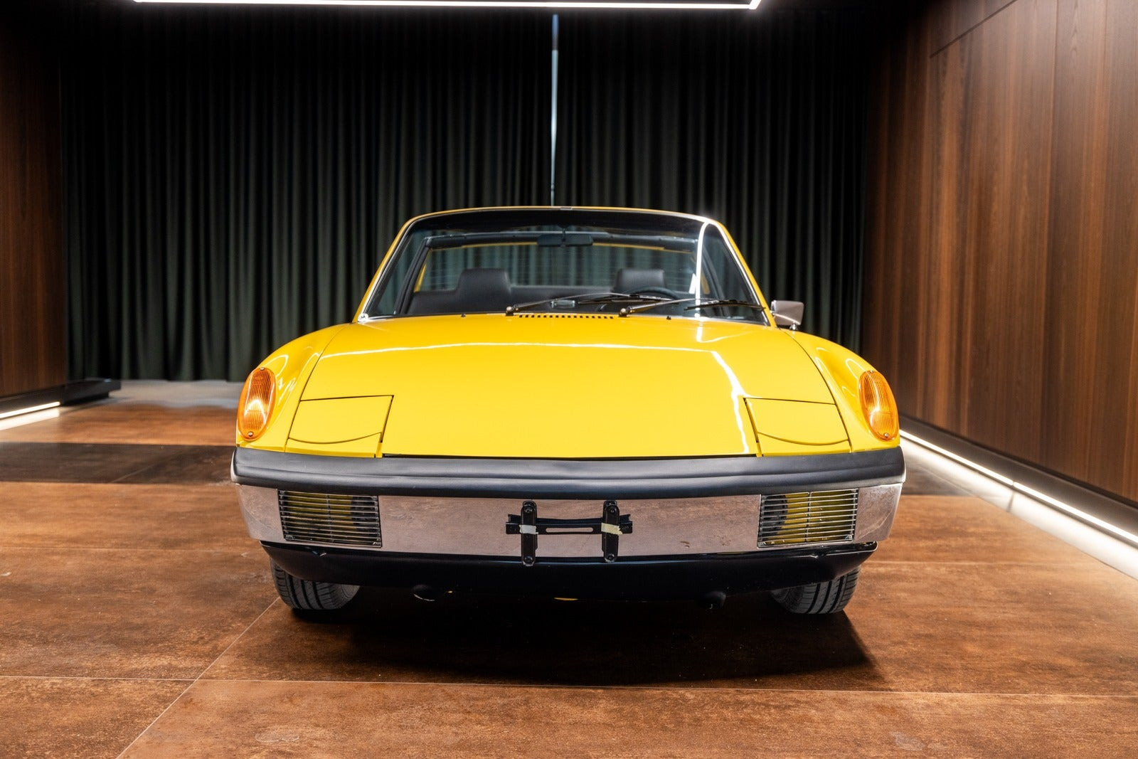 Gul Porsche 914 fra 1970 set udefra