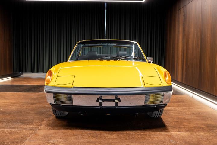 Gul Porsche 914 fra 1970 set udefra