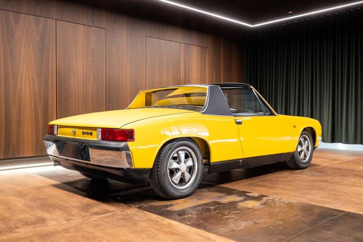 Gul Porsche 914 fra 1970 set udefra